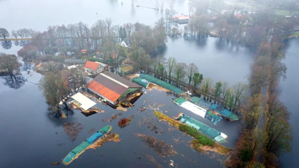 Ein Bauernhof im Bremer Stadtteil Timmersloh steht unter Wasser. - &copy; Sina Schuldt/dpa