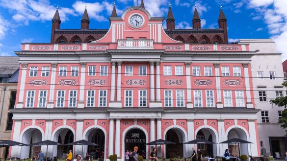 Das historische Rathaus von Rostock mit dem Sitzungssaal der Bürgerschaft und Büros der Oberbürgermeisterin. - © Jens Büttner/dpa