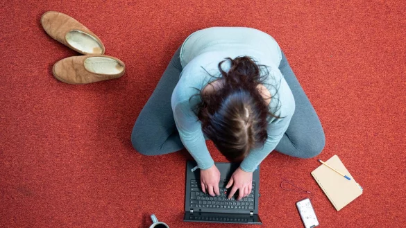 Homeoffice hat sich einer Studie zufolge in vielen Unternehmen fest etabliert. (Archivbild) - &copy; Sebastian Kahnert/dpa