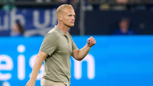 Schalkes Trainer Karel Geraerts dr&uuml;ckt nach dem Traumstart ein wenig auf die Euphoriebremse. - &copy; Bernd Thissen/dpa