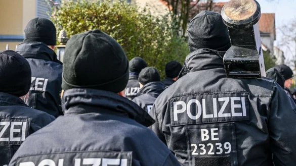 Immer wieder r&uuml;ckt die Polizei im Zusammenhang mit dem Clan-Milieu aus (Archivbild). - &copy; Jens Kalaene/dpa