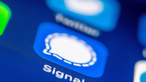 &laquo;Hand heben&raquo;-Geste und Emoji-Reaktionen: Mit der neuesten Version k&ouml;nnen Nutzerinnen und Nutzer von Signal etwas Ordnung in Video-Calls bringen. - &copy; Zacharie Scheurer/dpa-tmn