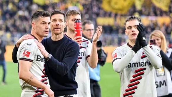Leverkusens Trainer Xabi Alonso feiert mit Granit Xhaka (l-r), dem Torsch&uuml;tzen Josip Stanisic und Florian Wirtz. - &copy; Bernd Thissen/dpa