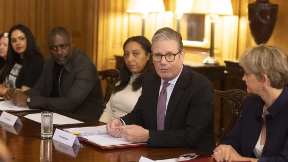 Gemeinsam mit Idriss Elba und Angehörigen von Opfern stellt Premier Starmer eine neue Initiative gegen Messergewalt vor. - © Ian Vogler/Daily Mirror/PA Wire/dpa