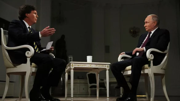 Das 127 Minuten lange Interview mit Wladimir Putin (r) erschien auf Tucker Carlsons (l) Website und der Plattform X, vormals Twitter. - &copy; Gavriil Grigorov/Pool Sputnik Kremlin/AP/dpa