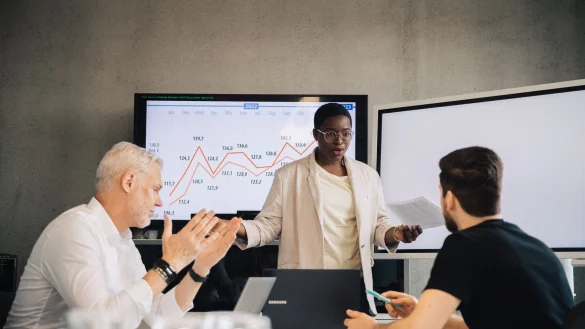 Meinungsverschiedenheiten im Team gehören dazu. Wenn ein Konflikt die Stimmung belastet, sollte man aber an einer Lösung arbeiten. - © Zacharie Scheurer/dpa-tmn