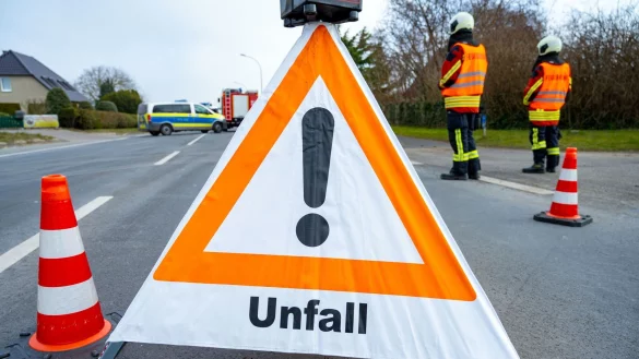 Ein Warndreieck steht in der N&auml;he einer Unfallstelle. - &copy; Stefan Sauer/dpa/Symbolbild