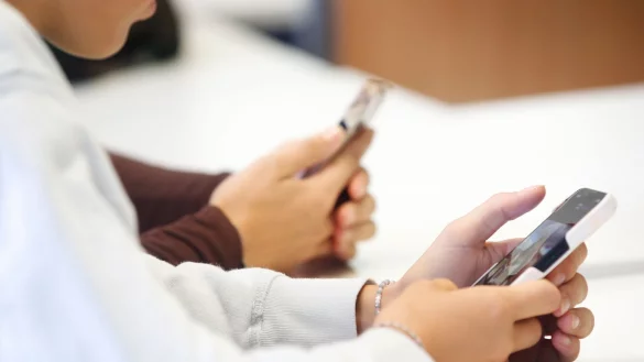 Die Dauer der Smartphone-Nutzung steigt mit dem Alter deutlich an. - &copy; Roland Weihrauch/dpa