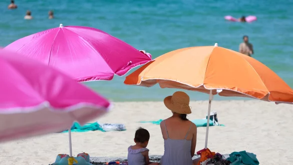 Kinderhaut ist besonders gef&auml;hrdet: Bei starker Sonne unbedingt Sonnenschutz und geeignete Kleidung verwenden. - &copy; Clara Margais/dpa/dpa-tmn