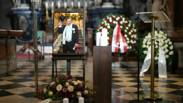 Lugner war der bekannteste Gast des Wiener Opernballs, immer mit Zylinder. - &copy; Georg Hochmuth/APA/dpa