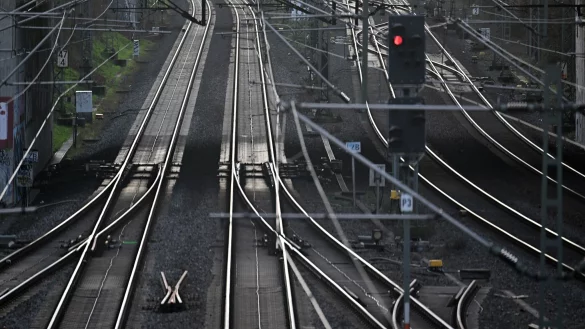 Ein Signal steht auf dem Flughafenbahnhof auf Rot. - &copy; Federico Gambarini/dpa/Archivbild