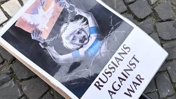 Nicht viele Menschen in Russland protestieren gegen den Krieg. Klassik-Weltstars erinnern an einen Musiker, der seine Standhaftigkeit mit dem Leben bezahlte. (Archivbild) - &copy; Felix H&ouml;rhager/dpa