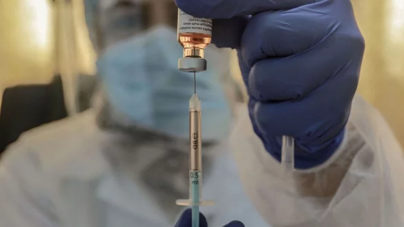 Kliniken, Arztpraxen und mobile Teams sollen 640 000 Kinder gegen Polio impfen. (Archivbild) - &copy; Mohammed Talatene/dpa