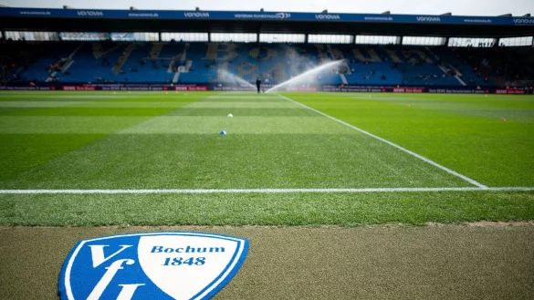 Ein besonderer Schriftzug ziert das Pokaltrikot des VfL Bochum. - &copy; Fabian Strauch/dpa