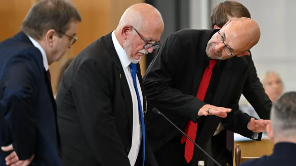 Bei der ersten Sitzung des Th&uuml;ringer Landtags gibt es scharfe Kritik an den Alterspr&auml;sidenten der AfD, J&uuml;rgen Treutler (Mitte). - &copy; Martin Schutt/dpa