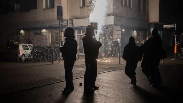 Einsatzkräfte der Polizei stehen unweit vom Kottbuser Damm. - © Paul Zinken/dpa
