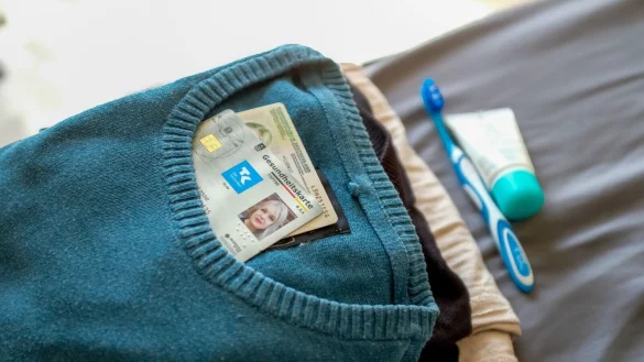 Gem&uuml;tliche Klamotten, Zahnb&uuml;rste, Versichertenkarte: Das geh&ouml;rt vor einem Krankenhausaufenthalt auf jeden Fall in die Tasche. - &copy; Laura Ludwig/dpa-tmn/dpa