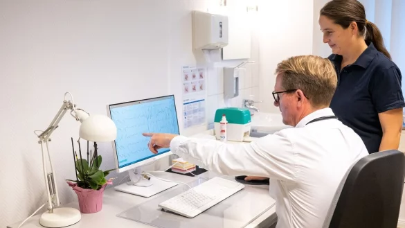 Vor einer geplanten Herzoperation kann eine Zweitmeinung sinnvoll sein. Besonders bei bestimmten Eingriffen wie dem Einsetzen eines Schrittmachers oder einer Herzver&ouml;dung gibt es ein spezielles Verfahren. - &copy; Benjamin Nolte/dpa-tmn/dpa