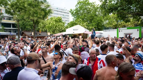 Englische Fans feiern vor dem EM-Finale in Berlin. - &copy; Christophe Gateau/dpa