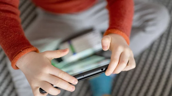 Ein Kleinkind mit Tablet. - &copy; Monika Skolimowska/dpa