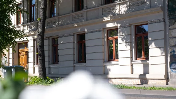 Blick auf ein Wohnhaus iin Halle, in dem am Sonntag ein zwei Jahre altes M&auml;dchen tot in einer Wohnung aufgefunden wurde. - &copy; Hendrik Schmidt/dpa