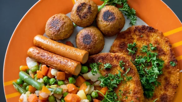 Schnitzel, W&uuml;rstchen, Hackb&auml;llchen: All das gibt\'s mittlerweile auch als vegane Variante. - &copy; Silas Stein/dpa/dpa-tmn