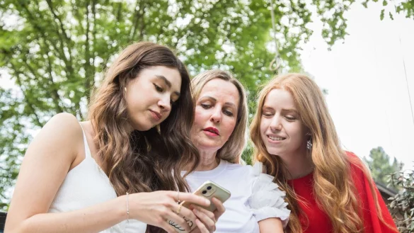 Eltern k&ouml;nnen ein positives K&ouml;rpergef&uuml;hl bei ihren Kindern f&ouml;rdern, indem sie offen &uuml;ber Vorbilder und gesunde Sch&ouml;nheitsideale sprechen. (zu dpa: &laquo;Vermeintliche Vorbilder: Mit Kindern &uuml;ber K&ouml;rperkult sprechen&raquo;) - &copy; Christin Klose/dpa-tmn/dpa