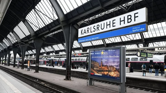 Der mutma&szlig;liche T&auml;ter des Angriffes am Hauptbahnhof in Karlsruhe ist weiter auf der Flucht. (Symbolbild) - &copy; Uli Deck/dpa