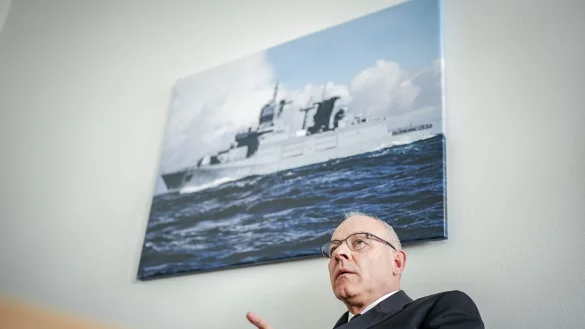 Vizeadmiral Jan Christian Kaack: &laquo;Ich bin mir da mit dem Minister einig, denn wir m&uuml;ssen jetzt in die Flotte der Zukunft investieren.&raquo; - &copy; Kay Nietfeld/dpa