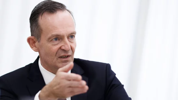 Eine Strecke f&uuml;r f&uuml;nf Monate zu sperren, sei ein maximaler Eingriff ins Netz. Danach aber k&ouml;nnten die Z&uuml;ge im Regelbetrieb &uuml;ber Jahrzehnte p&uuml;nktlich fahren, so Wissing. - &copy; Carsten Koall/dpa