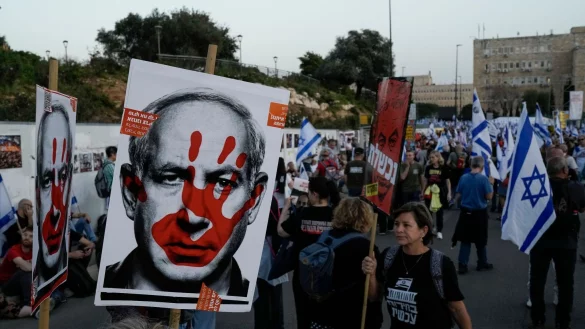Protest im eigenen Land gegen den israelischen Ministerpr&auml;sidenten Benjamin Netanjahu. - &copy; Leo Correa/AP/dpa