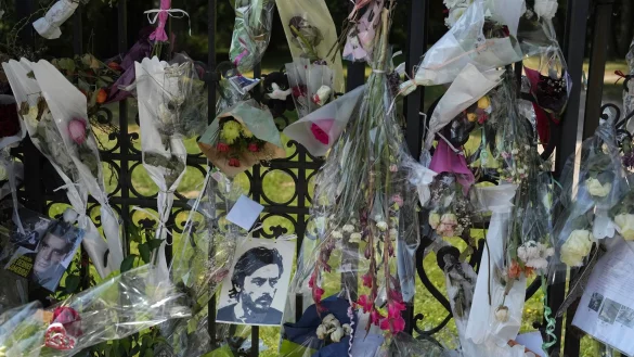 Die Fans der Filmlegende legten Blumen ab und trugen sich in ein Kondolenzbuch ein. - &copy; Thibault Camus/AP/dpa