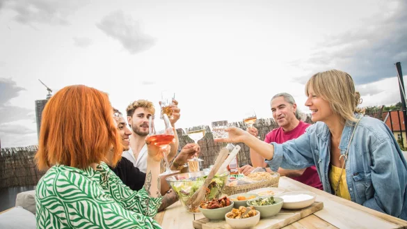 Ein Festmahl: Nicht nur wir Menschen m&ouml;gen S&uuml;&szlig;es und Gegrilltes - auch Wespen lieben es. - &copy; Christin Klose/dpa-tmn