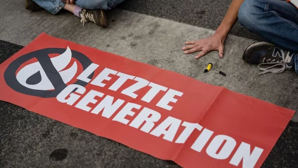 Die Letzte Generation spricht hinsichtlich der Ermittlungen stets von einem Einsch&uuml;chterungsversuch und beklagt, ihr Protest solle zu Unrecht kriminalisiert werden. - &copy; Swen Pf&ouml;rtner/dpa