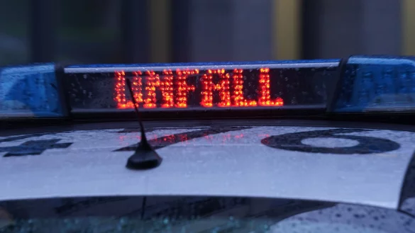 Der Schriftzug "Unfall" ist neben dem Blaulicht auf dem Dach eines Polizeiautos zu lesen. - &copy; Marcus Brandt/dpa