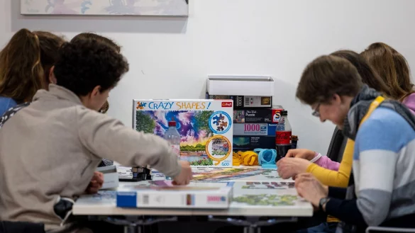 In den Pausen l&ouml;sen die Teilnehmer des Hochbegabtentreffens Puzzles mit 1000 und mehr Teilen. - &copy; Christoph Reichwein/dpa