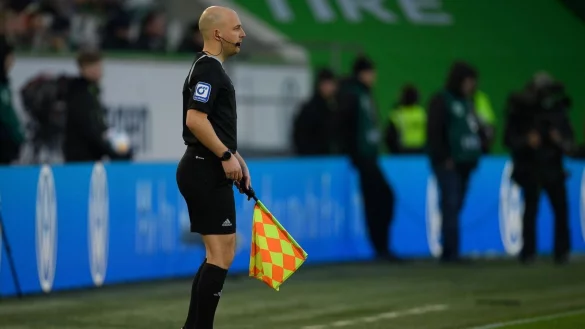 Der vierte Offizielle Nicolas Winter &uuml;bernimmt das Amt des Schiedsrichter-Assistenten Th. Siewer nach einer Verletzung. - &copy; Swen Pf&ouml;rtner/dpa