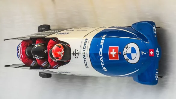 Michael Vogt, Cyril Bieri, Alain Knuser und Sandro Michael aus der Schweiz fahren die Bahn hinab. - &copy; Robert Michael/dpa