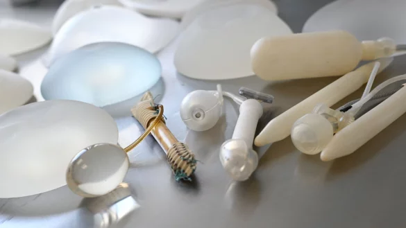 Bei vielen Eingriffen werden Implantate eingesetzt. - © Arne Dedert/dpa