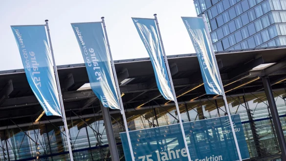 Die CDU/CSU-Fraktion im Bundestag feiert ihr 75-j&auml;hriges Bestehen in Bonn. Und zwar im ehemaligen Plenarsaal. Dort wehen Fahnen zum Jubil&auml;um. - &copy; Thomas Banneyer/dpa