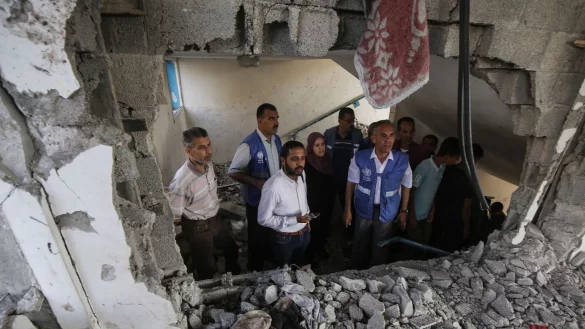 Nach einem israelischen Angriff auf eine vom UN-Pal&auml;stinenserhilfswerk UNRWA betriebene Schule im Gefl&uuml;chtetenlager Nuseirat m&uuml;ssen die Sch&auml;den begutachtet werden. - &copy; Omar Naaman/dpa