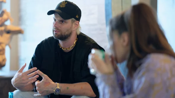 Das US-Dance-Duo Sofi Tukker, das sind Tucker Halpern (l) und Sophie Hawley-Weld (r). - &copy; Henning Kaiser/dpa