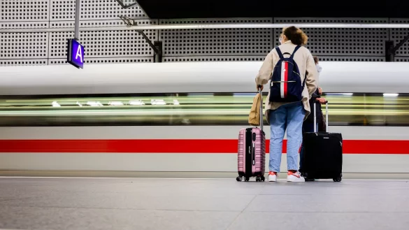 Die Deutsche Bahn ist h&auml;ufiger unp&uuml;nktlich als p&uuml;nktlich, so das Fazit der Stiftung Warentest. Doch Flixtrain schneidet in puncto P&uuml;nktlichkeit nicht besser ab. - &copy; Christoph Soeder/dpa/dpa-tmn