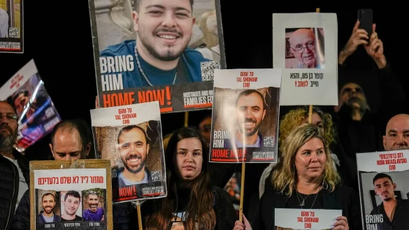 Angeh&ouml;rige und Unterst&uuml;tzer von israelischen Geiseln fordern w&auml;hrend einer Kundgebung in Tel Aviv ihre Freislassung. - &copy; Ariel Schalit/AP