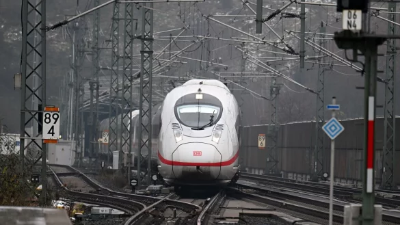 Ein ICE f&auml;hrt in den Bahnhof von Montabaur. - &copy; Federico Gambarini/dpa