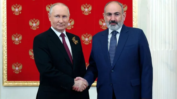 Zwischen dem armenischen Regierungschef Paschinjan und Kremlchef Putin herrscht ein distanziertes Verhältnis. (Archivbild) - © Vladimir Smirnov/Pool Sputnik Kremlin/AP/dpa