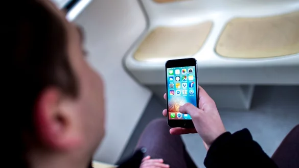 Besonders auf dem Smartphone wird h&auml;ufig im Internet gesurft. (Symbolbild) - &copy; picture alliance / Hauke-Christian Dittrich/dpa