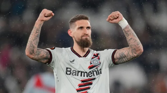 Leverkusens Robert Andrich jubelt nach dem Spiel. - &copy; Kin Cheung/AP/dpa