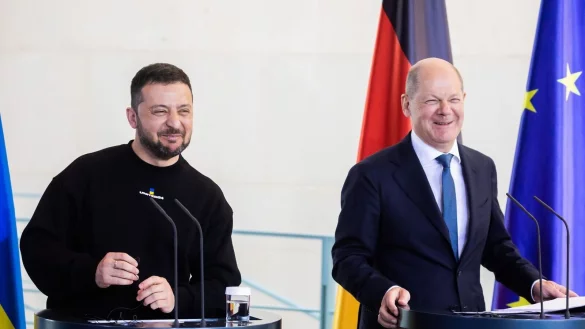 Nach der Freigabe der EU-Milliardenhilfen hat der ukrainische Pr&auml;sident Wolodymyr Selenskyj (l) Bundeskanzler Olaf Scholz seinen besonderen Dank ausgesprochen (Archivbild). - &copy; Christoph Soeder/dpa
