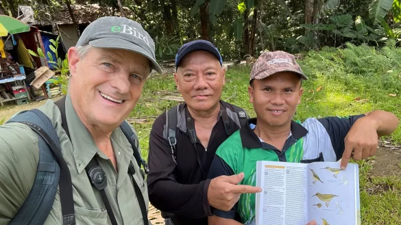 Peter Kaestner (l) ist schon sein ganzes Leben lang leidenschaftlicher Vogelbeobachter. - &copy; Peter Kaestner/dpa